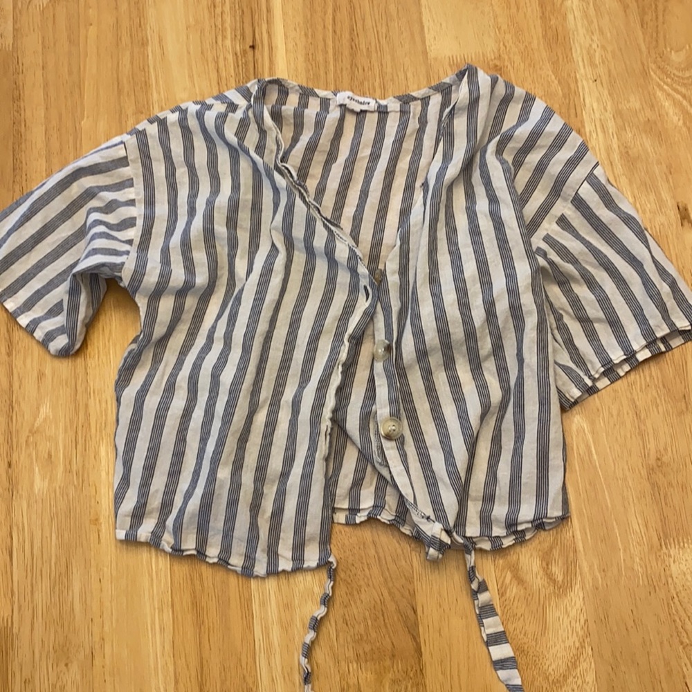 Women’s blouse with tie at the bottom
